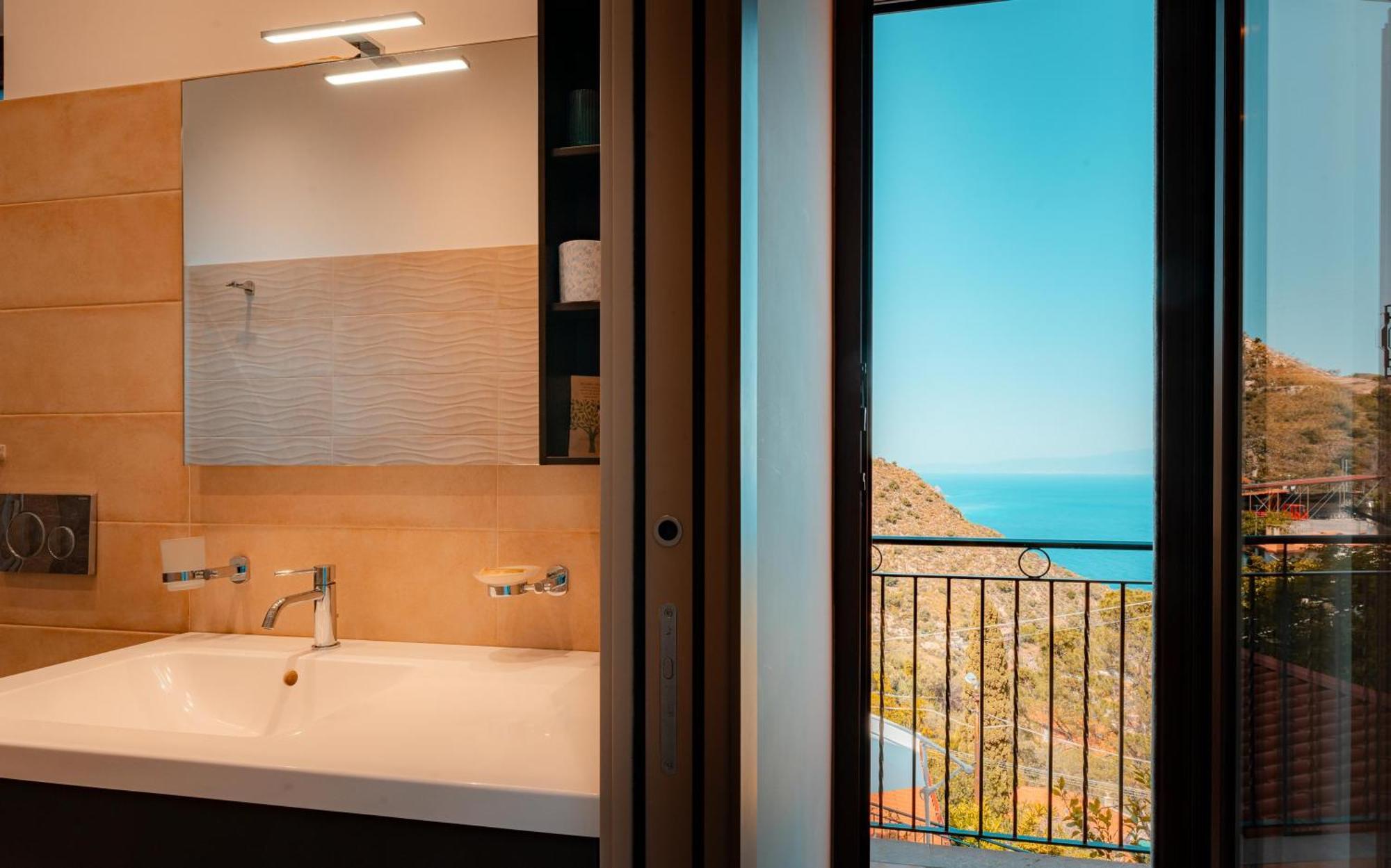 Deluxe Double Room with Balcony and Sea View