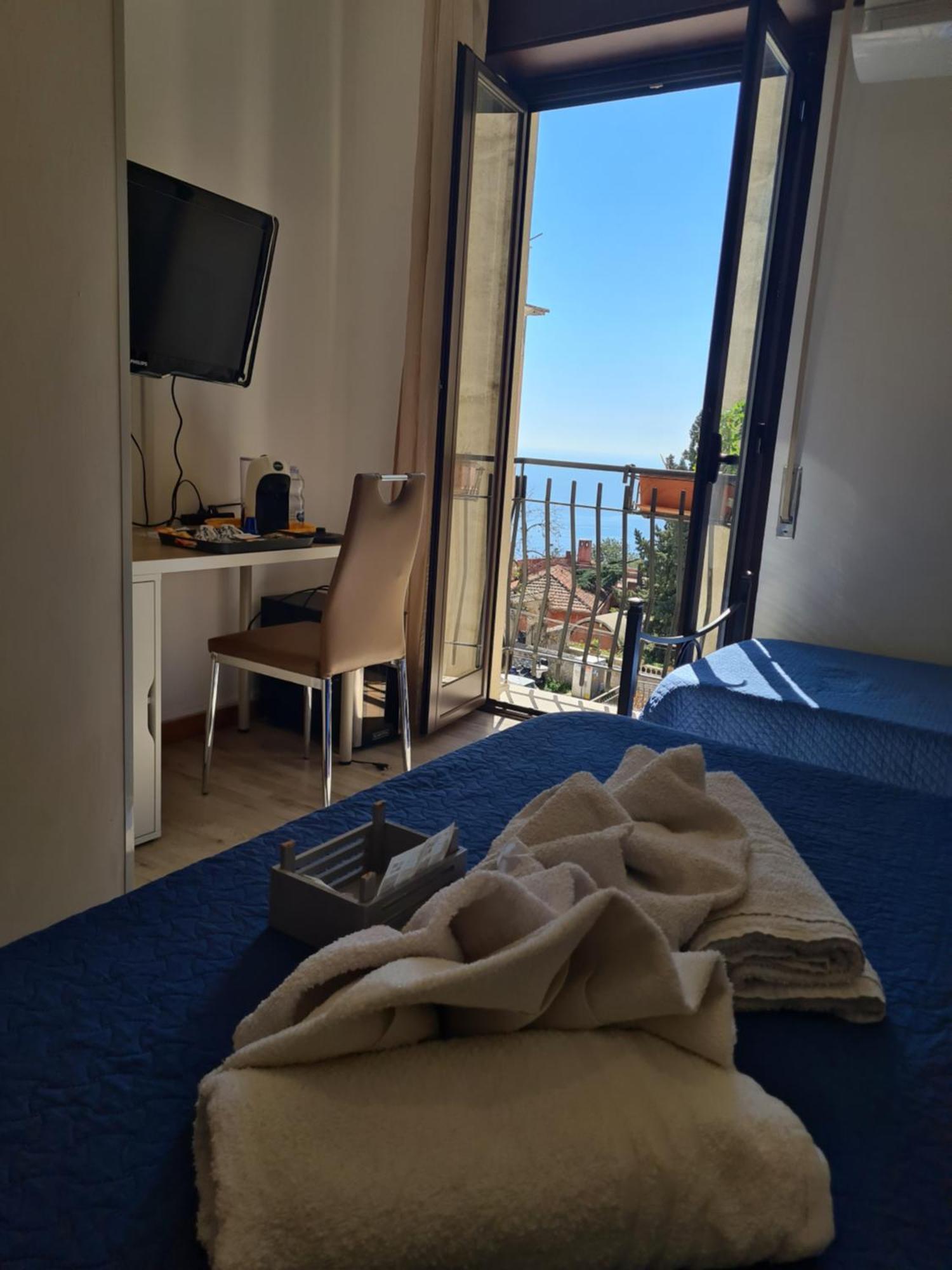 Deluxe Double Room with Side Sea View